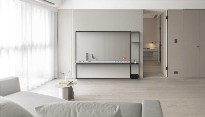 5일(현지시간) 독일 베를린에서 열린 IFA 2025 이노베이션 어워드에서 최고상인 ‘베스트 오브 IFA(Best of IFA)’로 뽑힌 LG 시그니처 올레드 T. 올레드의 압도적인 화질, 투명 스크린의 차별화된 영상 경험, 공간을 더욱 깔끔하게 연출하는 무선 전송 솔루션 등 현존하는 가장 진화한 TV 기술을 집약한 세계 최초의 무선·투명 TV다. [LG전자 제공]