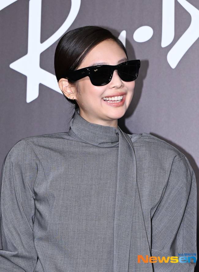 글로벌 아이웨어 브랜드 팝업스토어 국내 최초 오픈 기념 포토콜에 참석한 제니