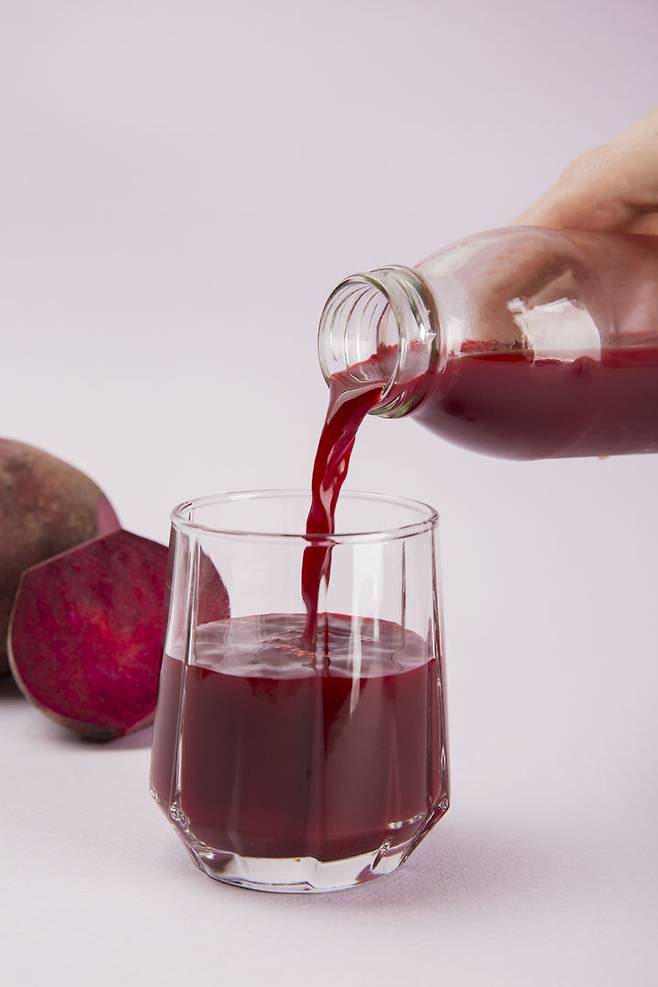 [서울=뉴시스] 비트주스가 고혈압 위험이 높은 노년층의 혈압을 낮추고 혈관 건강을 개선하는 데 효과적이라는 연구 결과가 발표됐다. 2025.09.04. *재판매 및 DB금지 *재판매 및 DB 금지