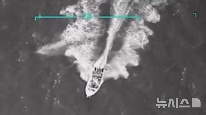 [서울=뉴시스]도널드 트럼프 미 대통령이 지난 2일(현지시각) 카리브해에서 미군이 공습한 마약 보트라며 소개한 동영상의 한 장면. (출처 트럼프 트루스 소셜 동영상에서 캡처) 2025.9.5.