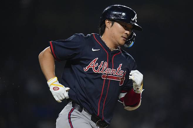 [시카고=AP/뉴시스] 애틀랜타 브레이브스의 김하성이 3일(현지 시간) 미 일리노이주 시카고의 리글리 필드에서 열린 2025 메이저리그 시카고 컵스와 경기 7회 초 3점 홈런을 친 후 베이스를 돌고 있다. 2025.09.04.