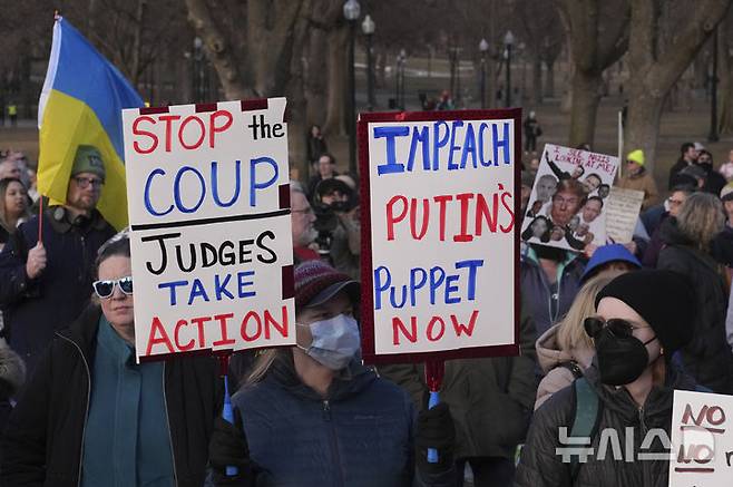 [보스턴=AP/뉴시스] 3월4일 미 매사추세츠주 보스턴 시내에서 손팻말을 든 시위대가 반트럼프 시위를 벌이고 있다. 트럼프 정부는 9월 4일 피난도시 보스턴과 미셸 우 시장을 불법이민 단속 방해죄로 고소했다. 2025.09.05.