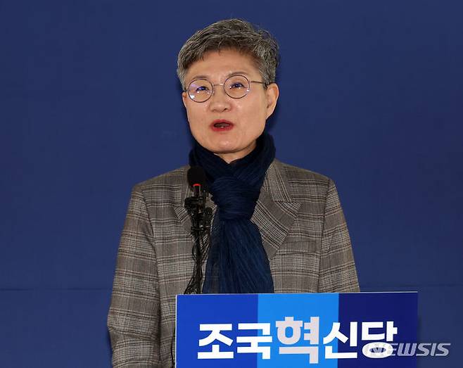 [서울=뉴시스] 이영환 기자 = 강미숙 조국혁신당 공동선거대책위원장이 24일 오전 서울 영등포구 당사 브리핑룸에서 열린 파란불꽃선대위 출범식에서 발언을 하고 있다. 2024.03.24. 20hwan@newsis.com