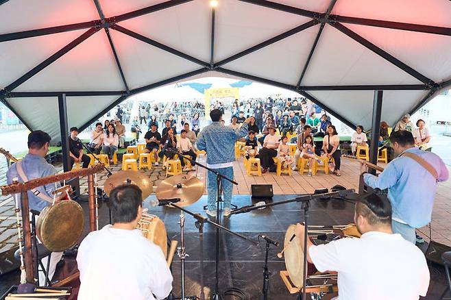 [울산=뉴시스] 제9회 울산울주세계산악영화제 거리공연 모습. (사진=영화제 제공) 2025.09.05. photo@newsis.com *재판매 및 DB 금지