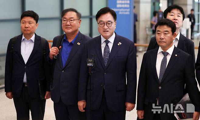 [인천공항=뉴시스] 김선웅 기자 = 중국 전승절 행사 참석 일정을 마친 우원식 국회의장이 5일 인천국제공항을 통해 귀국해 소감을 말하고 있다. 2025.09.05. mangusta@newsis.com
