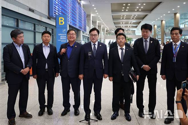 [인천공항=뉴시스] 김선웅 기자 = 중국 전승절 행사 참석 일정을 마친 우원식 국회의장이 5일 인천국제공항을 통해 귀국해 소감을 말하고 있다. 2025.09.05. mangusta@newsis.com