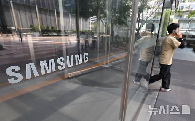 [서울=뉴시스] 최진석 기자 = 서울 삼성전자 서초사옥에 삼성 로고가 보이고 있다. 2025.07.31. myjs@newsis.com