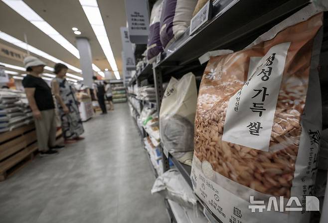 [서울=뉴시스] 정병혁 기자 = 5일 서울시내 한 대형마트를 찾은 시민들이 쌀 제품을 살펴보고 있다.농림축산식품부는 쌀 소비자 가격이 급등하자 할인 지원을 20㎏당 3000원에서 5000원으로 늘리기로 했다. 이어서 쌀가공식품업체들의 원료곡 부족 해소를 위해 정부관리양곡 중 가공용 쌀 5만톤 범위에서 추가 공급하기로 했다. 2025.09.05. jhope@newsis.com