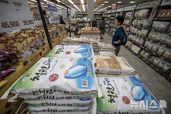 [서울=뉴시스] 정병혁 기자 = 5일 서울시내 한 대형마트를 찾은 시민들이 쌀 제품을 살펴보고 있다.농림축산식품부는 쌀 소비자 가격이 급등하자 할인 지원을 20㎏당 3000원에서 5000원으로 늘리기로 했다. 이어서 쌀가공식품업체들의 원료곡 부족 해소를 위해 정부관리양곡 중 가공용 쌀 5만톤 범위에서 추가 공급하기로 했다. 2025.09.05. jhope@newsis.com