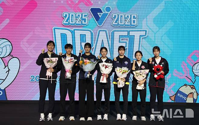 [서울=뉴시스] 김선웅 기자 = 5일 서울 강서구 메이필드 호텔에서 열린 2025-2026 KOVO(한국배구연맹) 여자 신인선수 드래프트에서 1라운드 구단 지명을 받은 신인 선수들이 기념사진을 촬영하고 있다.왼쪽부터 한국도로공사 이지윤, 페퍼저축은행 김서영, IBK기업은행 하예지, GS칼텍스 최윤영, 현대건설 이채영, 페퍼저축은행 정솔민, 정관장 박여름. 2025.09.05. mangusta@newsis.com