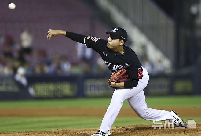 [서울=뉴시스] 김근수 기자 = 서울 송파구 잠실야구장에서 열린 프로야구 '2025 신한 SOL 뱅크 KBO리그' KT 위즈와 두산 베어스의 경기, 7회말 KT 선발 소형준이 공을 던지고 있다. 2025.08.24. ks@newsis.com