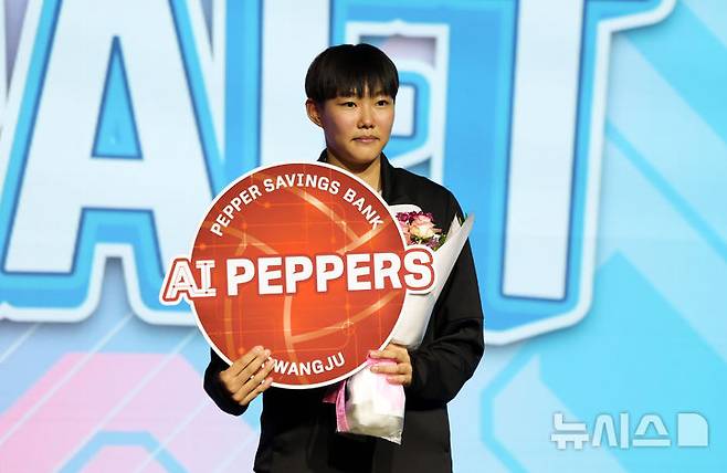 [서울=뉴시스] 김선웅 기자 = 5일 서울 강서구 메이필드 호텔에서 열린 2025-2026 KOVO(한국배구연맹) 여자 신인선수 드래프트에서 1라운드 2순위 페퍼저축은행의 지명을 받은 세화여고 김서영이 기념촬영을 하고 있다. 2025.09.05. mangusta@newsis.com