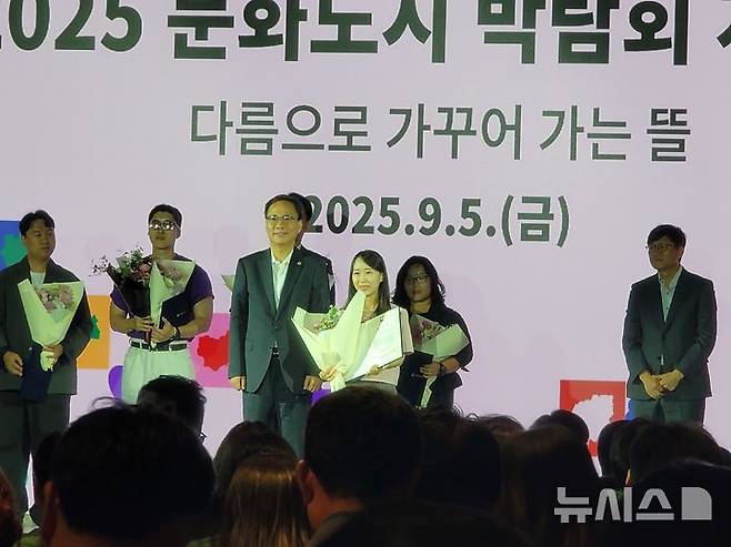 [서울=뉴시스]최희정 기자= 김영수 문화체육관광부 1차관이 5일 서울 영등포구 여의도 페어몬트 호텔에서 열린 '2025 문화도시 박람회' 개막식에서 문화도시 유공자에게 표창을 하고 있다. 2025.09.05. dazzling@newsis.com