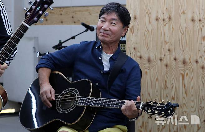 [서울=뉴시스] 김혜진 기자 = 쎄시봉 원년멤버 가수 김세환이 29일 오후 서울 마포구의 한 연습실에서 공연 연습을 하고 있다. 공연기획사 쇼플러스에 따르면 가수 송창식, 조영남, 윤형주, 김세환과 방송인 이상벽이 다음달 6일 성남을 시작으로 전국 순회공연 '쎄시봉, 더 라스트 콘서트(The Last Concert)'를 개최한다. 이번 콘서트는 '쎄시봉' 이름으로 진행하는 마지막 전국투어가 될 예정이다. 예정이다. 2025.08.29. jini@newsis.com