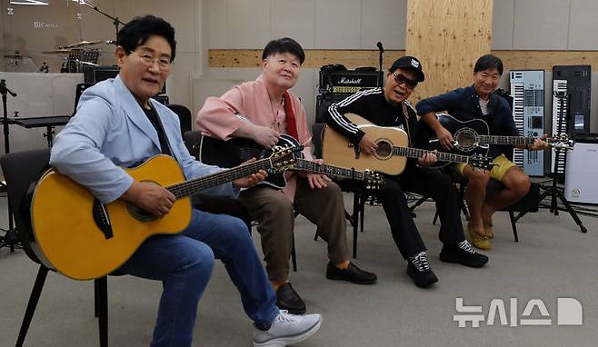 [서울=뉴시스] 김혜진 기자 = 쎄시봉 원년멤버 가수 윤형주(왼쪽부터), 송창식, 조영남, 김세환이 29일 오후 서울 마포구의 한 연습실에서 공연 연습에 앞서 포즈를 취하고 있다. 공연기획사 쇼플러스에 따르면 가수 송창식, 조영남, 윤형주, 김세환과 방송인 이상벽이 다음달 6일 성남을 시작으로 전국 순회공연 '쎄시봉, 더 라스트 콘서트(The Last Concert)'를 개최한다. 이번 콘서트는 '쎄시봉' 이름으로 진행하는 마지막 전국투어가 될 예정이다. 예정이다. 2025.08.29. jini@newsis.com