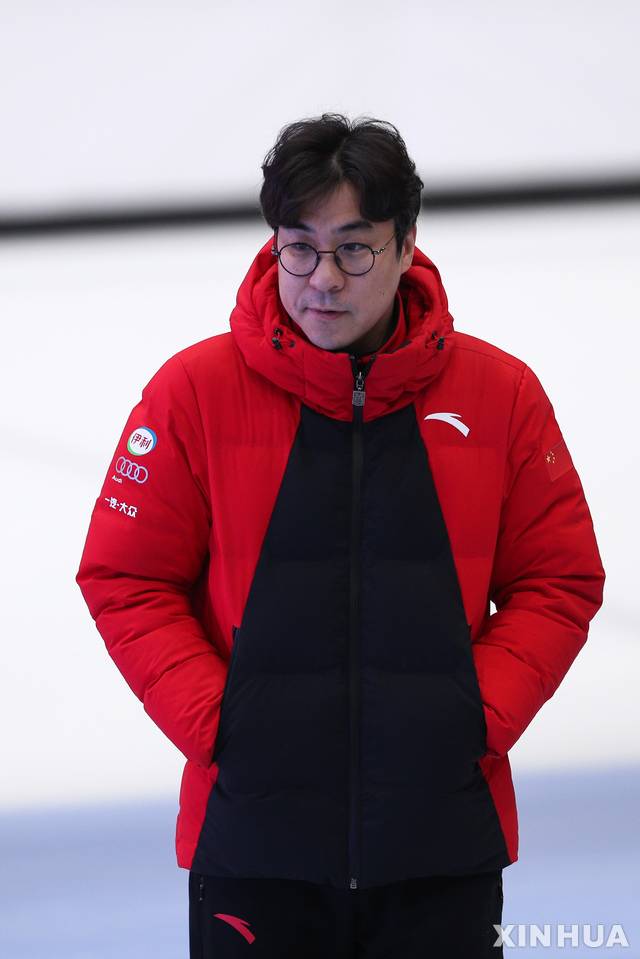 [도르드레흐트(네덜란드)=신화/뉴시스]중국 쇼트트랙 스피드스케이팅 국가대표 김선태 감독이 13일(현지시간) 네덜란드 도르드레흐트에서 열리는 2019-2020 국제빙상연맹(ISU) 쇼트트랙 월드컵을 앞두고 선수들이 훈련하는 모습을 지켜보고 있다. 2020.02.14.