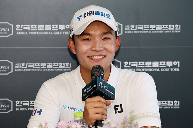 [서울=뉴시스] 정태양이 5일 전남 영암군 골프존카운티 영암45 카일필립스 코스(파72)에서 열린 한국프로골프(KPGA) 투어 파운더스컵 2라운드를 마친 뒤 인터뷰를 하고 있다. (사진=KPGA 제공) 2025.09.05. *재판매 및 DB 금지