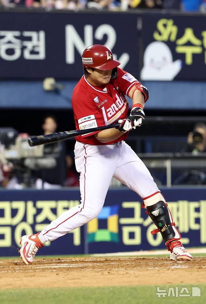 [서울=뉴시스] 김선웅 기자 = 11일 서울 송파구 잠실야구장에서 열린 2025 프로야구 SSG 랜더스와 LG 트윈스의 경기, 5회초 2사 주자 만루 상황, SSG 5번타자 고명준이 2타점 적시타를 때리고 있다. 2025.06.11. mangusta@newsis.com
