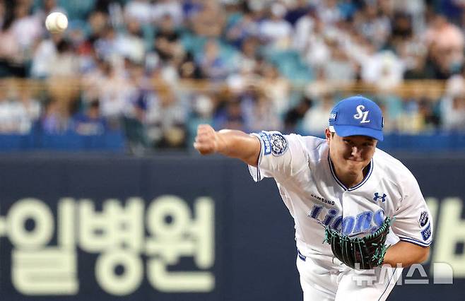 [대구=뉴시스] 이무열 기자 = 5일 대구 수성구 삼성라이온즈파크에서 열린 2025 신한 SOL 뱅크 KBO 리그 키움 히어로즈와 삼성 라이온즈의 경기, 1회초 삼성 선발투수 최원태가 역투하고 있다. 2025.09.05. lmy@newsis.com
