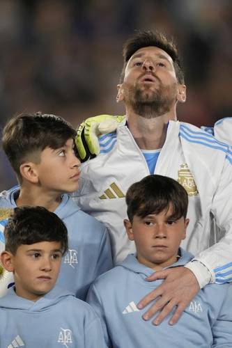 세 아들과 함께 나선 리오넬 메시 [AP/연합뉴스]