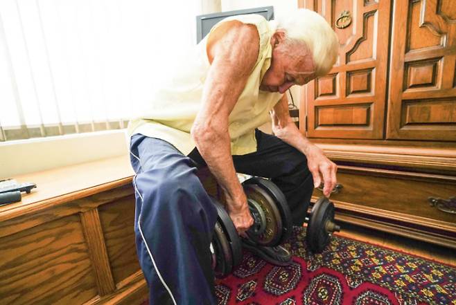 평소 근력 운동을 꾸준히 해온 래리 슈워츠 [출처=뉴욕포스트]