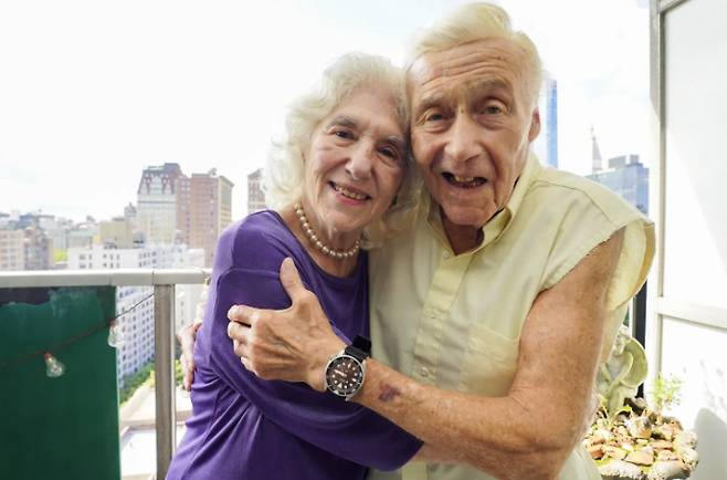 래리 슈워츠와 아내 조안나 쿠치아 [출처=뉴욕포스트]