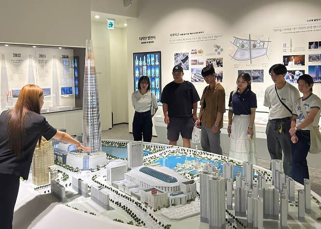 일본 오사카경제대 학생들이 4일 잠실 롯데월드타워를 찾아 신격호 롯데 창업주의 기업가 정신을 배웠다. 롯데지주 제공