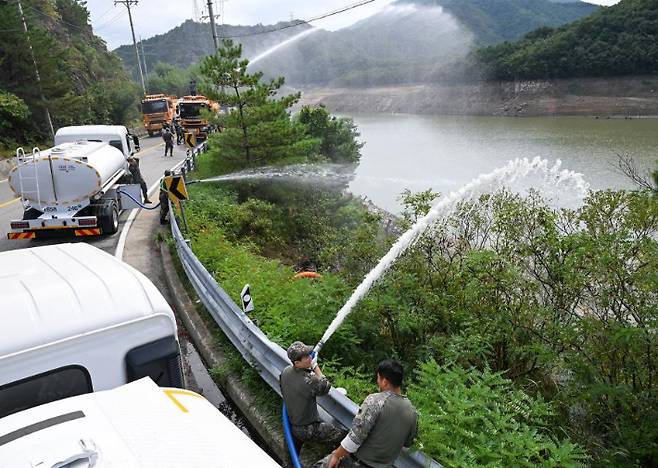 오봉저수지에 원수를 채우고 있는 군장병들. 공군제18전투비행단 제공