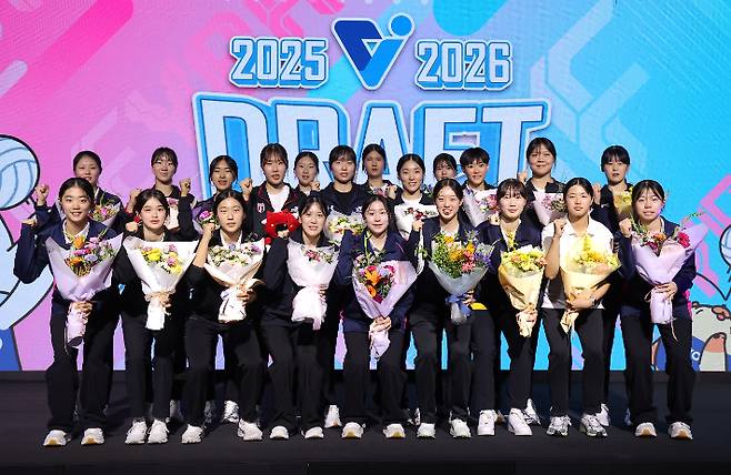 5일 서울 강서구 메이필드 호텔에서 열린 2025-2026 KOVO 여자 신인 선수 드래프트에서 각 구단 지명을 받은 선수들이 기념 촬영을 하고 있다. 연합뉴스