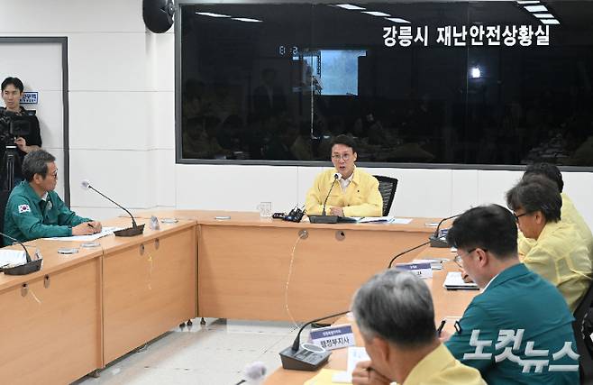 강릉 가뭄 현장점검에 나선 김민석 국무총리가 5일 강릉시청 재난상황살을 찾아 김홍규 강릉시장 등 관계자들과 가뭄 대책 회의를 하고 있다. 전영래 기자