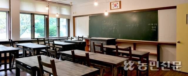 폐교된 강원 홍천 철정초등학교의 옛 교실. 칠판과 교탁, 나무 책상 등 추억의 소품들이 따뜻한 느낌을 자아낸다. 홍천=강재훈 프리랜서 기자