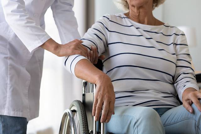 정부가 추가경정예산을 통해 사회적 취약계층을 위한 일상 돌봄 서비스 사업을 확대될 예정이다. 사진은 기사의 특정 사실과 관련 없음. 게티이미지뱅크