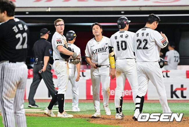 [OSEN=수원, 박준형 기자]  프로야구 LG 트윈스가 KT 위즈에 극적인 역전승을 거뒀다. &nbsp;LG는 4일 수원 KT위즈파크에서 열린 2025 KBO리그 KT와 경기에서 10-8 역전승으로 2연승을 이어갔다.&nbsp;1위를 달리고 있는 LG는 2위 한화 이글스와 승차를 5.5경기로 벌렸다. 우승 매직넘버를&nbsp;'13'으로 줄였다. &nbsp;경기종료 후 KT 선수들이 아쉬워하고 있다.   2025.09.04 / soul1014@osen.co.kr