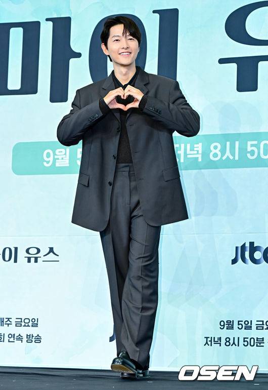 [OSEN=지형준 기자] 4일 오후 서울 구로구 신도림동 더링크서울 호텔에서 JTBC 새 금요시리즈 ‘마이 유스’ 제작발표회가 열렸다.오는 5일 첫 방송되는 ‘마이 유스’(극본 박시현, 연출 이상엽·고혜진)는 남들보다 늦게 평범한 삶을 시작한 선우해(송중기 분)와 뜻하지 않게 첫사랑의 평온을 깨뜨려야 하는 성제연(천우희 분)의 감성 로맨스를 그린다.배우 송중기가 포토타임을 하고 있다. 2025.09.04 /jpnews@osen.co.kr