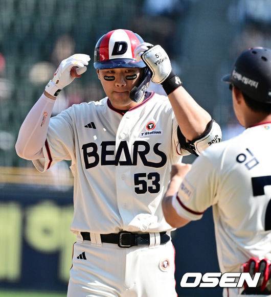 [OSEN=잠실, 지형준 기자] 25일 서울 잠실구장에서 2025 신한 SOL Bank KBO리그 두산 베어스와 NC 다이노스의 경기가 열렸다.이날 두산은 잭로그, 콜어빈, NC는 최성용을 선발로 내세웠다.5회말 무사 1루에서 두산 양석환이 중전안타를 날리며 세리머니를 하고 있다. 2025.05.25 /jpnews@osen.co.kr