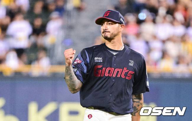 [OSEN=잠실, 박준형 기자] 19일 오후 서울 잠실구장에서 ‘2025 신한 SOL BANK KBO리그’ LG 트윈스와 롯데 자이언츠의 경기가 진행됐다.이날 LG는 톨허스트를, 롯데는 벨라스케즈를 선발투수로 내세웠다.4회말 무사 1루 LG 문보경의 병살타때 롯데 벨라스케즈가 주먹을 쥐며 기뻐하고 있다.    2025.08.19 / soul1014@osen.co.kr