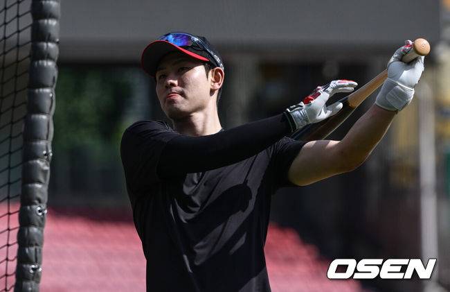 [OSEN=잠실, 조은정 기자]30일 오후 서울 잠실구장에서 ‘2025 신한 SOL Bank KBO리그’ LG 트윈스와 키움 히어로즈의 경기가 열린다.홈팀 LG는 톨허스트, 방문팀 키움은 박정훈을 선발로 내세웠다.LG 홍창기가 타격 훈련을 하고 있다. 2025.08.30 /cej@osen.co.kr
