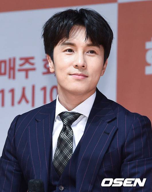 [OSEN=박준형 기자] 8일 오전 서울 여의도 KBS 아트홀에서 KBS 2TV 새 드라마 '회사 가기 싫어' 제작발표회가 진행됐다.KBS 2TV 새 화요극 ‘회사 가기 싫어’는 회사 가기 싫은 사람들의 아주 사소하고도 위대한 이야기를 그린 이 시대의 평범한 직장인들을 위한 초밀착 리얼 오피스 드라마로 배우 김동완과 한수연, 소주연, 김관수, 김중돈, 김국희 등이 출연한다.김동완이 미소 짓고 있다. / soul1014@osen.co.kr