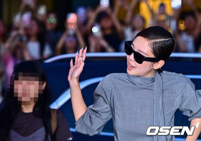 [OSEN=지형준 기자] 4일 오후 서울 성동구 성수동의 한 팝업 스토어에서 글로벌 아이웨어 레이밴 포토콜 행사가 열렸다.이날 전 세계적으로 주목받는 글로벌 아티스트이자 패션 아이콘 제니가 참석했다.가수 블랙핑크 제니가 포토타임을 하고 있다. 2025.09.04 /jpnews@osen.co.kr