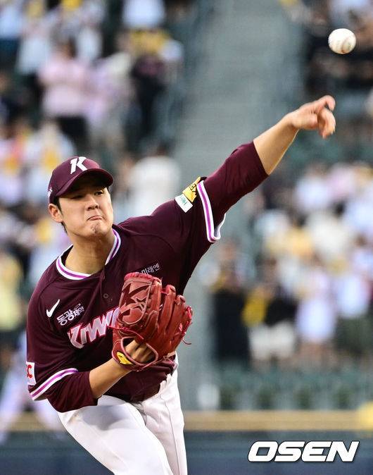 [OSEN=잠실, 조은정 기자]29일 오후 서울 잠실구장에서 ‘2025 신한 SOL Bank KBO리그’ LG 트윈스와 키움 히어로즈의 경기가 열렸다.홈팀 LG는 임찬규, 방문팀 키움은 정현우를 선발로 내세웠다.1회말 키움 정현우가 역투하고 있다. 2025.08.29 /cej@osen.co.kr