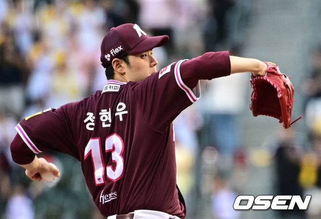 [OSEN=잠실, 조은정 기자]29일 오후 서울 잠실구장에서 ‘2025 신한 SOL Bank KBO리그’ LG 트윈스와 키움 히어로즈의 경기가 열렸다.홈팀 LG는 임찬규, 방문팀 키움은 정현우를 선발로 내세웠다.1회말 키움 정현우가 역투하고 있다. 2025.08.29 /cej@osen.co.kr