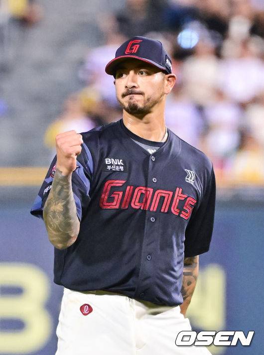 [OSEN=잠실, 박준형 기자] 19일 오후 서울 잠실구장에서 ‘2025 신한 SOL BANK KBO리그’ LG 트윈스와 롯데 자이언츠의 경기가 진행됐다.이날 LG는 톨허스트를, 롯데는 벨라스케즈를 선발투수로 내세웠다.4회말 무사 1루 LG 문보경의 병살타때 롯데 벨라스케즈가 주먹을 쥐며 기뻐하고 있다.    2025.08.19 / soul1014@osen.co.kr