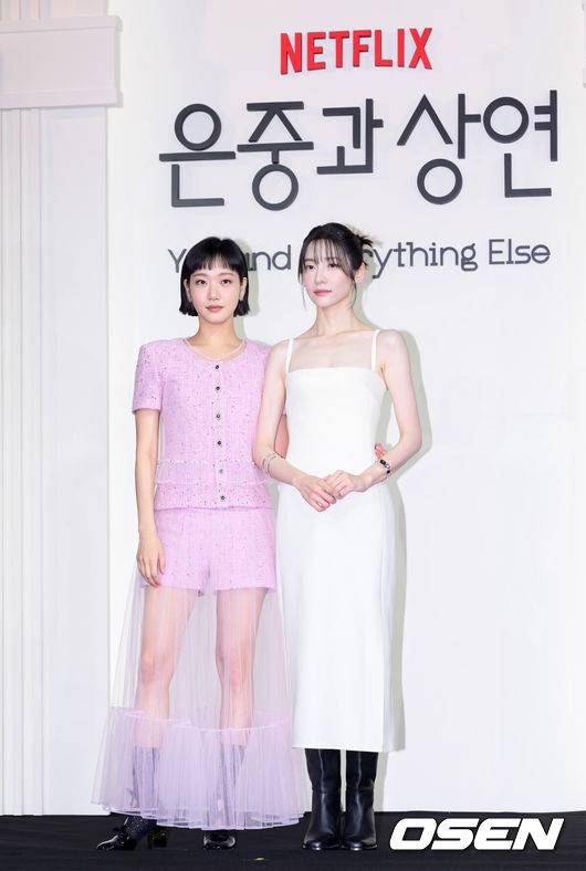 [OSEN=이대선 기자] 5일 서울 중구 엠베서더 서울 풀만 호텔에서 넷플릭스 시리즈 '은중과 상연' 제작발표회가 열렸다. '은중과 상연'은 매 순간 서로를 가장 좋아하고 동경하며, 또 질투하고 미워하며 일생에 걸쳐 얽히고설킨 두 친구, 은중과 상연의 모든 시간들을 마주하는 이야기를 그린 넷플릭스 시리즈다. 배우 김고은과 박지현이 포토타임을 가지고 있다. 2025.09.05 /sunday@osen.co.kr