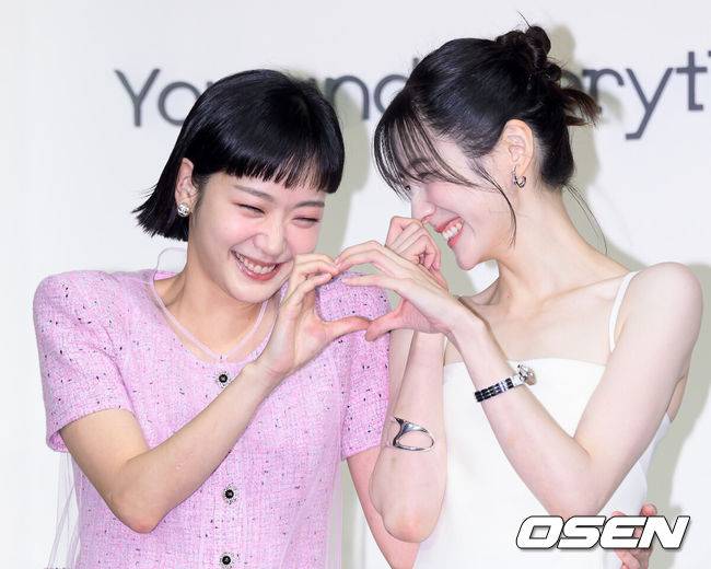 [OSEN=이대선 기자] 5일 서울 중구 엠베서더 서울 풀만 호텔에서 넷플릭스 시리즈 '은중과 상연' 제작발표회가 열렸다. '은중과 상연'은 매 순간 서로를 가장 좋아하고 동경하며, 또 질투하고 미워하며 일생에 걸쳐 얽히고설킨 두 친구, 은중과 상연의 모든 시간들을 마주하는 이야기를 그린 넷플릭스 시리즈다. 배우 김고은과 박지현이 포토타임을 가지고 있다. 2025.09.05 /sunday@osen.co.kr