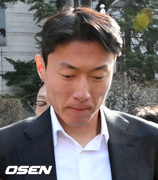 [OSEN=지형준 기자] 축구 선수 황의조(알라니아스포르)가 14일 서울 서초구 서울중앙지법에서 열린 1심 선고 공판에 출석했다.성폭력범죄의처벌등에관한특례법위반 협의로 기소된 황의조는 1심에서 징역 1년에 집행유예 2년을 선고 받았다. 황의조가 1심 선고 공판을 마치고 취재진에 둘러싸여 질문에 답을 하고 있다. 2025.02.14 /jpnews@osen.co.kr