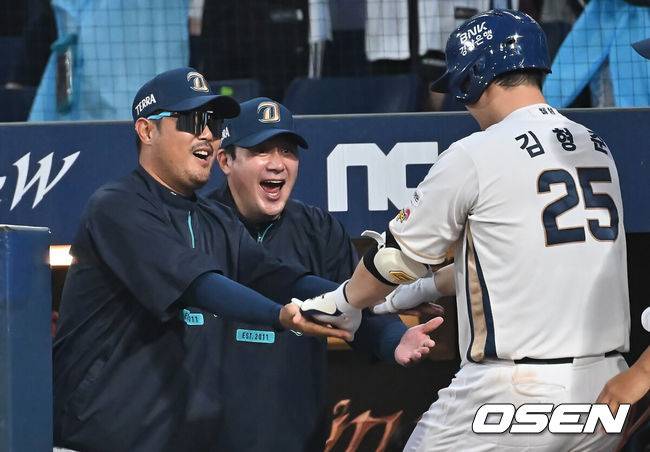 [OSEN=창원, 이석우 기자] 21일 창원NC파크에서 2025 신한 SOL 뱅크 KBO 리그 NC 다이노스와 삼성 라이온즈의 경기가 열렸다. 홈팀 NC는 로건이, 방문팀 삼성은 가라비토가 선발 출전했다. NC 다이노스 김형준이 3회말 중월 솔로 홈런을 치고 이호준 감독과 기쁨을 나누고 있다. 2025.08.21 / foto0307@osen.co.kr