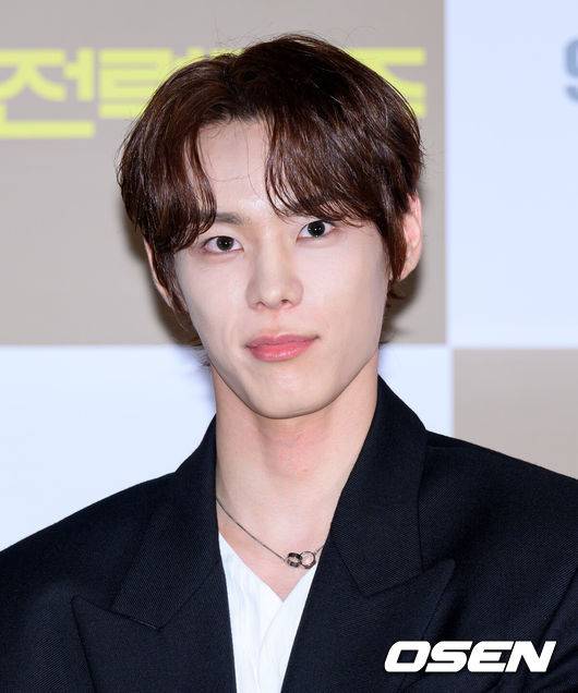 [OSEN=이대선 기자] 5일 서울 송파구 롯데시네마 월드타워점에서 영화 '전력질주' 언론시사회가 열렸다.영화 ‘전력질주’(감독 이승훈)는 현재를 달리는 남자와 미래를 달리는 남자, 시간을 달리는 그들의 완벽한 엔딩을 위한 전력질주를 그린 러닝드라마로 오는 9월 10일 롯데시네마에서 단독 개봉한다.배우 윤서빈이 취재진의 질문을 듣고 있다. 2025.09.05 /sunday@osen.co.kr