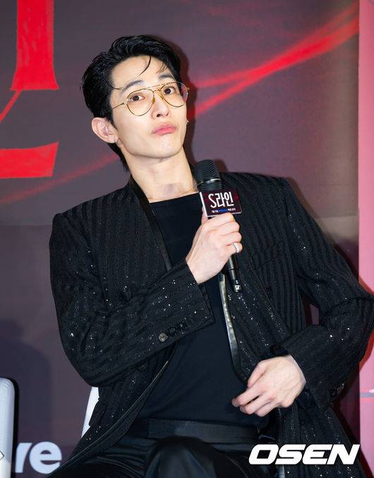 [OSEN=김성락 기자] 7일 오후 서울 용산구 한강대로 CGV 용산아이파크몰에서 영화 웨이브 오리지널 ‘S라인’ 언론시사회 및 제작발표회가 열렸다. 드라마 ‘S라인’은 성적 관계를 맺은 사람들 사이에 연결된 붉은 선, 일명 S라인이 보이기 시작하면서 감춰졌던 진실과 금지된 욕망이 드러나는 판타지 스릴러다.배우 이수혁이 생각에 잠겨 있다. 2025.07.07 / ksl0919@osen.co.kr