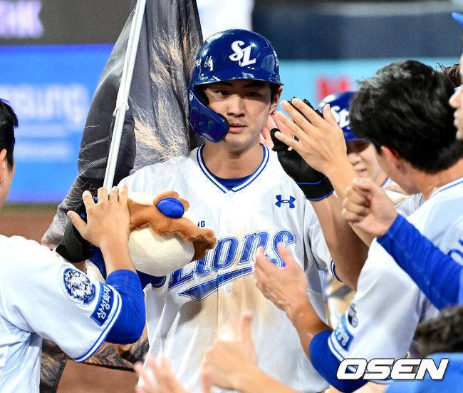 [OSEN=대구, 최규한 기자] 5일 대구삼성라이온즈파크에서 ‘2025 신한 SOL Bank KBO리그’ 삼성 라이온즈와 키움 히어로즈의 경기가 열렸다. 8회말 1사 3루 상황 삼성 구자욱이 달아나는 우중간 투런포를 날리고 홈을 밟은 뒤 더그아웃 동료들과 인사를 나누고 있다. 2025.09.05 / dreamer@osen.co.kr