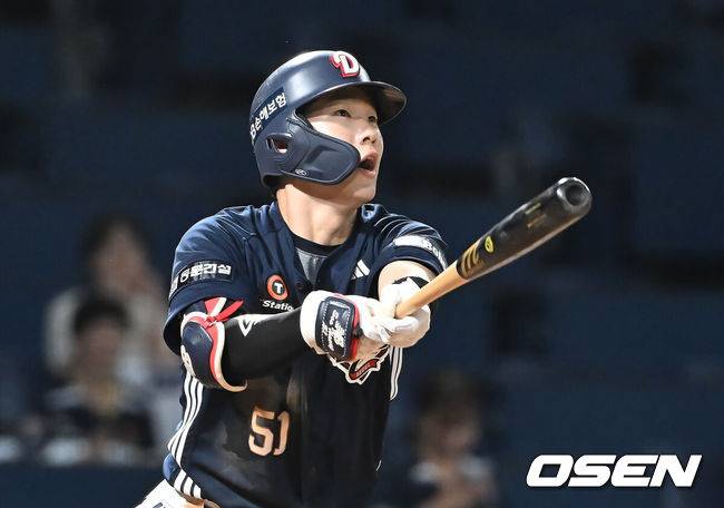 [OSEN=창원, 이석우 기자] 5일 창원NC파크에서 2025 신한 SOL 뱅크 KBO 리그 NC 다이노스와 두산 베어스의 경기가 열렸다. 홈팀 NC는 로건이, 방문팀 두산은 잭로그가 선발 출전했다. 두산 베어스 조수행이 연장 10회초 1사 만루 우익수 오른쪽 2타점 2루타를 치고 있다. 2025.09.05 / foto0307@osen.co.kr
